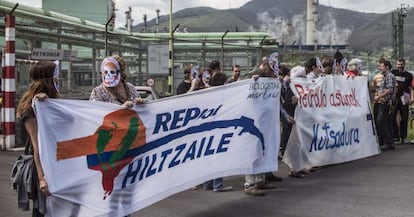 Miembros de la plataforma Ekologistak Martxan concentrados este jueves frente a la refinería de Petronor en Muskiz, en protesta por la llegada de arenas bituminosas.