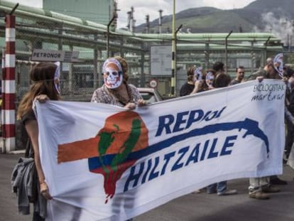 Miembros de la plataforma Ekologistak Martxan concentrados este jueves frente a la refinería de Petronor en Muskiz, en protesta por la llegada de arenas bituminosas.