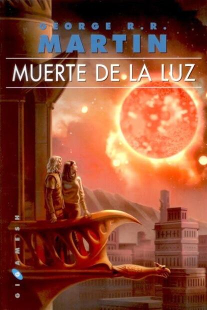 Si un mundo puede ser metáfora de un sentimiento, el planeta vagabundo de Muerte de la Luz, que viaja por el espacio sin estar ligado a ninguna estrella, sería la alegoría del desamor.

Antes de triunfar con 'Canción de hielo y fuego', o, como la conocemos todos, 'Juego de tronos', George R. R. Martin debutó en la literatura con esta novela que narra un desamor. El de Dirk t'Larien que ama a Gwen Delvano a pesar de que ella lo ha abandonado. A través de una joya, descubre que esta lo necesita y está dispuesto a viajar a este inhóspito astro nómada que es Worlon para ver si de esa amor queda al menos un ascua entre las cenizas.

Worlorn es fascinante por las 14 ciudades que se construyeron durante un breve apogeo, en el tránsito en el que el planeta pasó cerca de una gigante roja y se alimentó de su calor. El más fascinante es un gigantesco órgano ciudad, construido para que el circular del viento por él componga una melodía aterradora, que induce al suicidio. Martin la describe así:

"Y la ciudad tenía una canción. "No se parecía a ninguna música que Dirk hubiera oído antes. Era inquietante, salvaje, inhumana, y se elevaba y caía y ondulaba constantemente. Era una oscura sinfonía de la vacuidad, de noches sin estrellas y sueños atribulados. Se componía de gimoteos y susurros y aullidos, y una nota baja y extraña que sólo podía ser el sonido de la tristeza. Pese a todo era música".