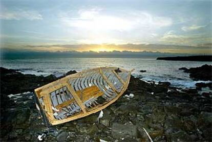 Una de las pateras que quedó encallada ayer en el sur de la isla de Fuerteventura.