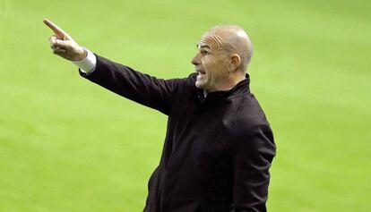 Paco López da instrucciones durante un partido del Levante.