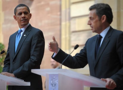 El presidente estadounidense, Barack Obama, observa a su homólog francés, Nicolas Sarzoky, durante la rueda de prensa en Estrasburgo.