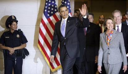 Obama saluda al llegar al Capitolio junto a Nancy Pelosi, poco antes de defender ante los representantes demócratas su reforma sanitaria.