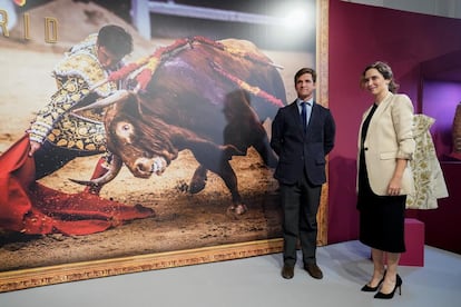 El Juli y la presidenta de la Comunidad de Madrid, Isabel Díaz Ayuso, ante una de las fotografías de la muestra homenaje al torero.