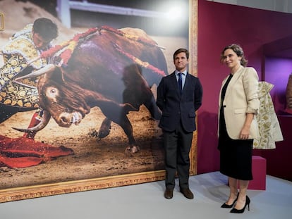 El Juli y la presidenta de la Comunidad de Madrid, Isabel Díaz Ayuso, ante una de las fotografías de la muestra homenaje al torero.