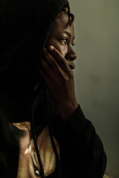 Assa Komina Afawi, originaria de Costa de Marfil. Desde Túnez quiere ayudar a su familia e intentar llegar a Italia. Cuando se le pregunta cuándo piensa subirse a uno de los barcos que se dirigen a Lampedusa, su tono se vuelve sombrío: “Tengo muchos amigos que han perdido a sus hijos en naufragios. De momento no me apetece”.