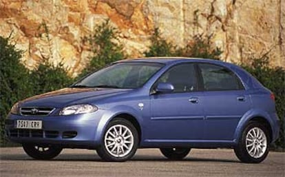 El Lacetti presenta una imagen discreta, pero con personalidad. El diseño del frontal, con unas llamativas tomas de aire en el parachoques, y el resalte lateral de las puertas y la zaga refuerzan su estética.