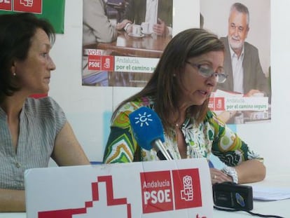 La exregidora socialista de Jerez Pilar Sánchez, a la derecha.