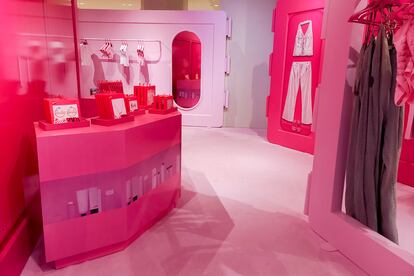Espacio dedicado a la colección Barbie en una tienda de Zara.