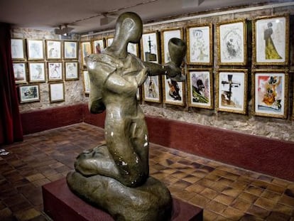 Exposición en los bajos del Círculo Artístico con obras de Dalí.