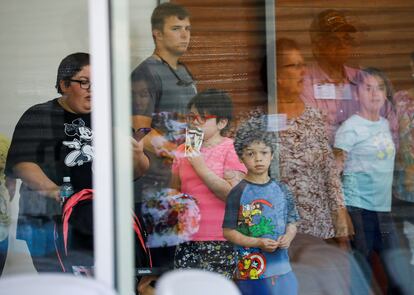 Un niño, en el interior del Centro Cívico Sargento Willie de Leon, sitio al que fueron trasladados los estudiantes horas después de la matanza.