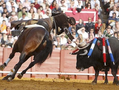 El rejoneador portugués Diego Ventura coloca el sombrero a su primer toro.