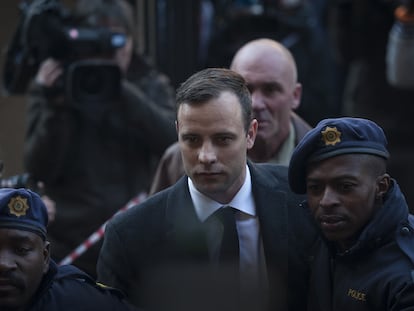 El atleta paralímpico sudafricano Oscar Pistorius en su llegada al Tribunal Superior de Gauteng del Norte, el 6 de julio de 2016 en Pretoria, Sudáfrica.