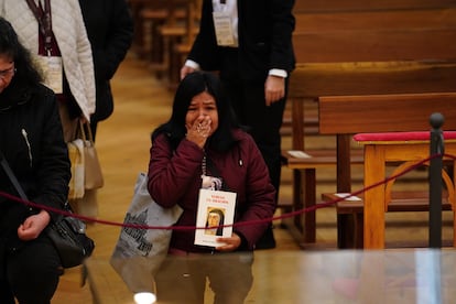 Veneración pública del cuerpo de Santa Teresa de Jesús, en el Convento Padres Carmelitas Descalzos, a 11 de mayo de 2025, en Alba de Tormes, Salamanca, Castilla y León (España).