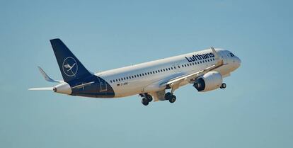 Un A320 de Lufthansa en vuelo.