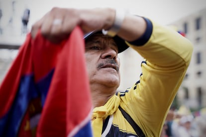 Un hombre durante la marcha convocada por Gustavo Petro, el 14 de febrero de 2023.