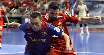 El ala de El Pozo Murcia, Saúl Olmo, disputa el balón con el ala Saad Assis, del FC Barcelona, durante el quinto y definitivo partido de la final de Liga de fútbol sala.