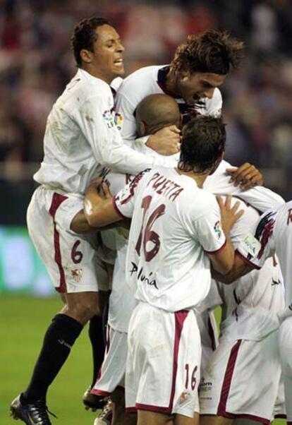 Los jugadores del Sevilla celebran uno de sus goles al Valencia.
