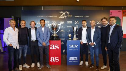 Jugadores y protagonista del Valencia de 2004 con las copas de la Liga y de la UEFA, este jueves en la Rambleta, en la ga la de la SER y el diario AS.