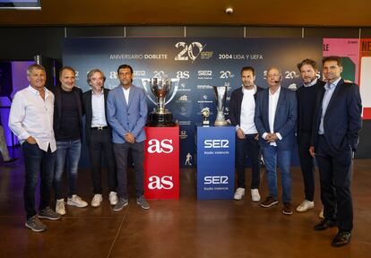 Jugadores y protagonista del Valencia de 2004 con las copas de la Liga y de la UEFA, este jueves en la Rambleta, en la ga la de la SER y el diario AS.