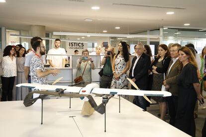 Presentació d'un drone especial per a repartiment, desenvolupat per l'startup AldoraTech.