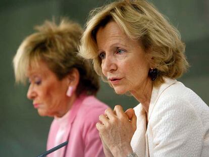 Las vicepresidentas Elena Salgado (en primer término) y María Teresa Fernández de la Vega.