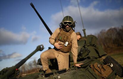 Un soldado sale de un tanque durante los ejercicios militares conjuntos llevados a cabo por la OTAN.