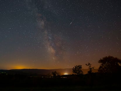 La lluvia de estrellas fugaces conocidas como Perseidas, tendrá su pico en la madrugada del 12 al 13 de agosto. En la imagen, un satélite artificial pasa junto a la Vía Láctea durante las Perseidas, en la localidad cántabra de La Hayuela el 9 de agosto.