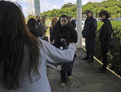 Familiares de la tripulación del submarino desaparecido llegan a la Base Naval de Mar de Plata, el 19 de noviembre de 2017.