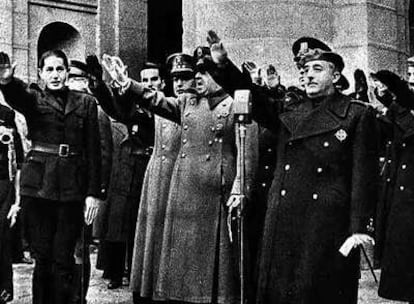 El general Franco junto a Dionisio Ridruejo, Franco Salgado y Gamero del Castillo, ante la tumba de José Antonio Primo de Rivera (1940).