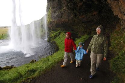 La catarata Seljalandsfoss tiene una ruta que permite caminar por su interior.