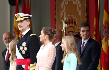 Los Reyes de España, con sus hijas en la tribuna de honor durante el desfile.