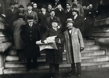 El coronel Picot (en el centro), junto a los &#039;gueules cass&eacute;es&#039; en una imagen de 1935.
