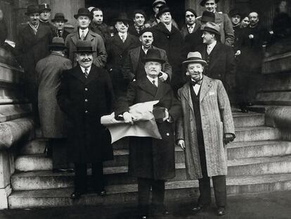 El coronel Picot (en el centro), junto a los &#039;gueules cass&eacute;es&#039; en una imagen de 1935.