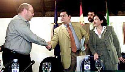 José Caballos (izquierda) y Antonio Sanz se saludaron ayer al término de las jornadas sobre el Estatuto.