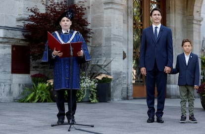 El primer ministro de Canadá, Justin Trudeau, con su hijo Hadrien, durante la ceremonia para proclamar la ascensión del rey Carlos III en Rideau Hall en Ottawa (Canadá), este sábado. 