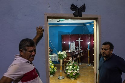 Dos hombres afuera del velorio por la videoreportera Sheila Johana García Olivera, en Minatitlán (Estado de Veracruz), el 10 de mayo.