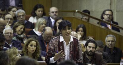 Teresa Rodríguez, en el anterior escaño, con la tribuna de invitados al fondo, en el Parlamento andaluz.