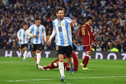 Lionel Messi de Argentina en un partido contra Venezuela en el Estadio Monumental de Buenos Aires, Argentina