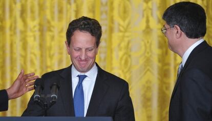 El jefe del Tesoro, Geithner (de frente), y su próximo sucesor, Jack Lew.