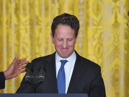 El jefe del Tesoro, Geithner (de frente), y su pr&oacute;ximo sucesor, Jack Lew.
