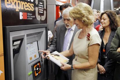 Aguirre se lleva la <i>Caligrafía de los Sueños</i>, de Juan Marsé, durante la inauguración de Libroexpress.