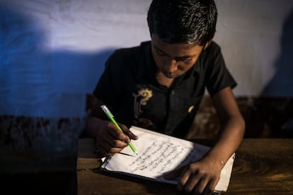 Emon cursaba tercero de primaria en la escuela para niños trabajadores de la ONG Educo del barrio de Shampur. Tenía un horario adaptado para poder asistir a clase entre las 12 y las 15, fuera de su horario laboral. Soñaba con estudiar para poder llegar a ser ingeniero.
