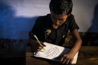 Emon cursaba tercero de primaria en la escuela para ni?os trabajadores de la ONG Educo del barrio de Shampur. Tena un horario adaptado para poder asistir a clase entre las 12 y las 15, fuera de su horario laboral. So?aba con estudiar para poder llegar a ser ingeniero.