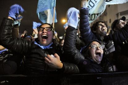 Manifestantes contra la legalización del aborto celebran el rechazo del Senado, en Buenos Aires.