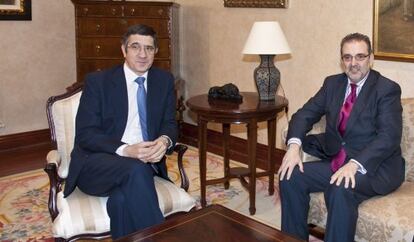 El 'lehendakari' (izquierda), en la reunión con el presidente de Telefónica España, Luis Miguel Gilpérez.