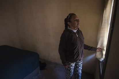 Liliana, una trabajadora sexual, mira la ventana dentro del cuarto usado para ejercer su trabajo. Centro de Ciudad Juarez. Chihuahua. 9 de febrero, 2016