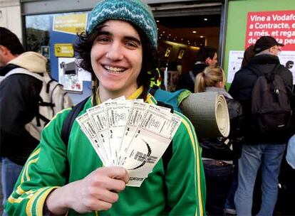 Tras una noche de espera a las puertas de la FNAC, Joan Gilabert fue el segundo que logró sus entradas.