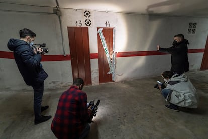 Puerta del trastero donde ha aparecido el cadáver de la joven de 17 años, precintado por la Guardia Civil.