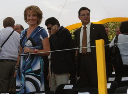 El alcalde de Pinto, Juan José Martín, con la presidenta de Madrid, en la llegada del Tour a París.